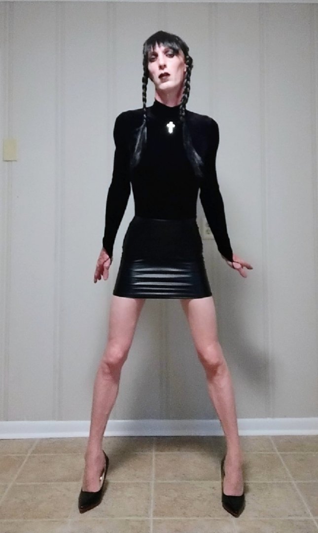 Leggy Gothic Fuckdoll